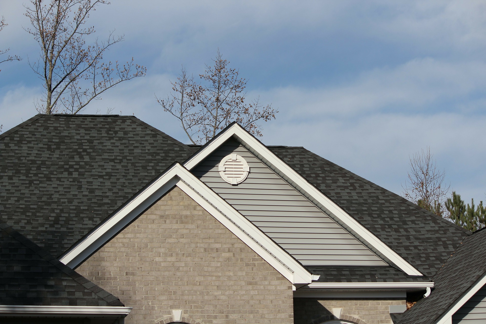 new-owens-corning-shasta-white-dimensional-shingles-have-been-installed